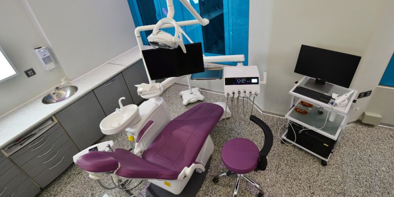 Θεραπεία περιοδοντίτιδας και περιεμφυτευματίτιδας με Λέιζερ